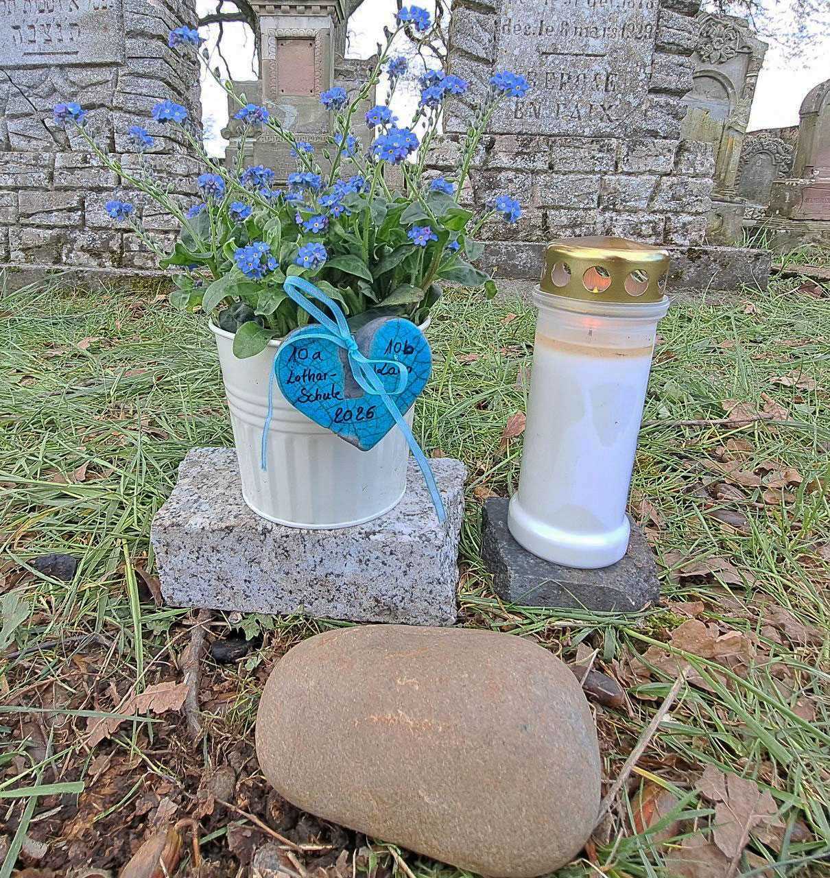 Kerze und Blümchen